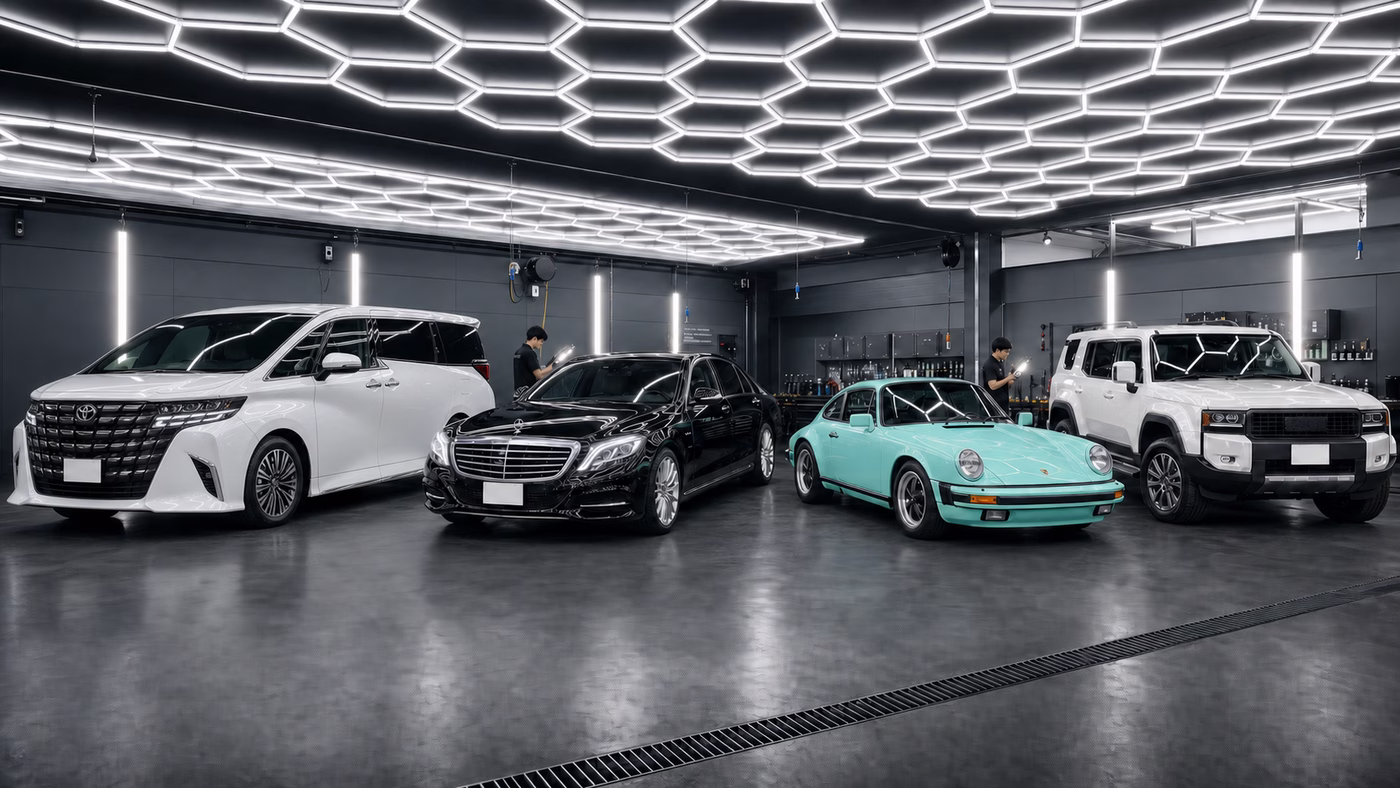 現行40系の白いアルファード、黒いW222 S600、ティファニーブルーの中古ポルシェ911、白いランドクルーザーを並べた施工車両イメージ
